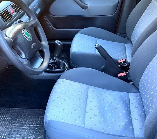 Красный Шкода Октавия, объемом двигателя 1.6 л и пробегом 320 тыс. км за 5100 $, фото 6 на Automoto.ua