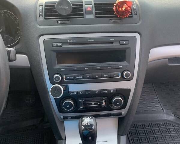 Красный Шкода Октавия, объемом двигателя 1.6 л и пробегом 303 тыс. км за 7999 $, фото 10 на Automoto.ua
