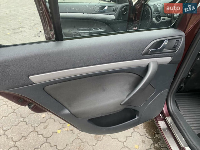 Красный Шкода Октавия, объемом двигателя 1.6 л и пробегом 239 тыс. км за 8499 $, фото 7 на Automoto.ua