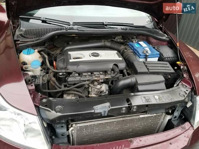 Красный Шкода Октавия, объемом двигателя 1.8 л и пробегом 210 тыс. км за 6950 $, фото 1 на Automoto.ua