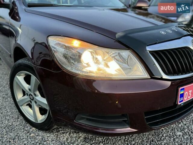 Красный Шкода Октавия, объемом двигателя 1.8 л и пробегом 219 тыс. км за 6500 $, фото 2 на Automoto.ua