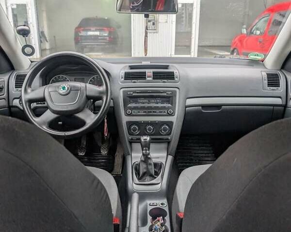 Красный Шкода Октавия, объемом двигателя 1.6 л и пробегом 270 тыс. км за 7400 $, фото 4 на Automoto.ua