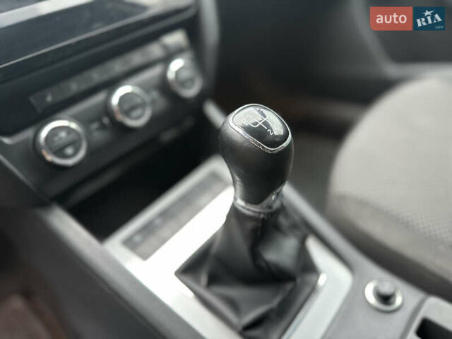 Червоний Шкода Октавія, об'ємом двигуна 1.6 л та пробігом 180 тис. км за 10999 $, фото 6 на Automoto.ua