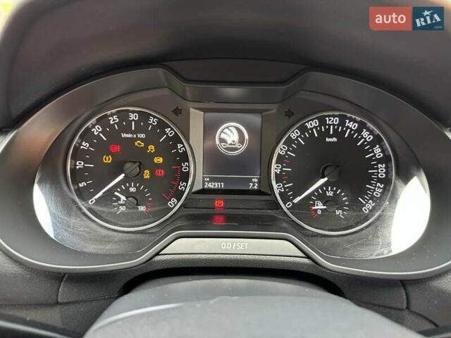 Красный Шкода Октавия, объемом двигателя 1.6 л и пробегом 250 тыс. км за 10500 $, фото 21 на Automoto.ua