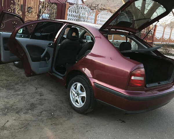 Красный Шкода Октавия, объемом двигателя 1.6 л и пробегом 230 тыс. км за 4050 $, фото 2 на Automoto.ua