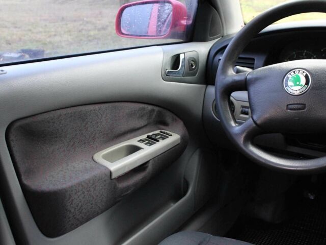 Красный Шкода Октавия, объемом двигателя 1.6 л и пробегом 300 тыс. км за 2750 $, фото 9 на Automoto.ua