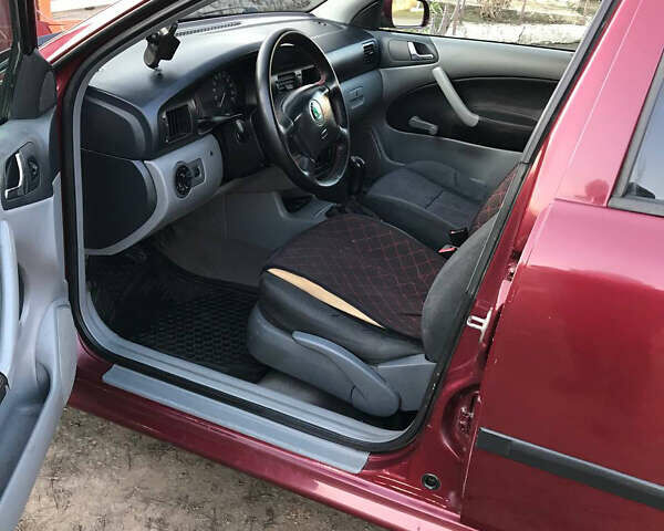Красный Шкода Октавия, объемом двигателя 1.6 л и пробегом 230 тыс. км за 4050 $, фото 5 на Automoto.ua