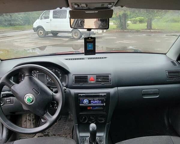 Красный Шкода Октавия, объемом двигателя 1.6 л и пробегом 99 тыс. км за 3550 $, фото 2 на Automoto.ua