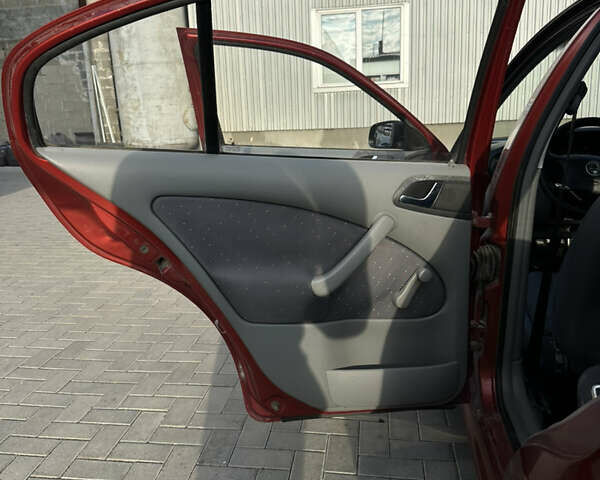 Красный Шкода Октавия, объемом двигателя 1.6 л и пробегом 317 тыс. км за 3200 $, фото 11 на Automoto.ua