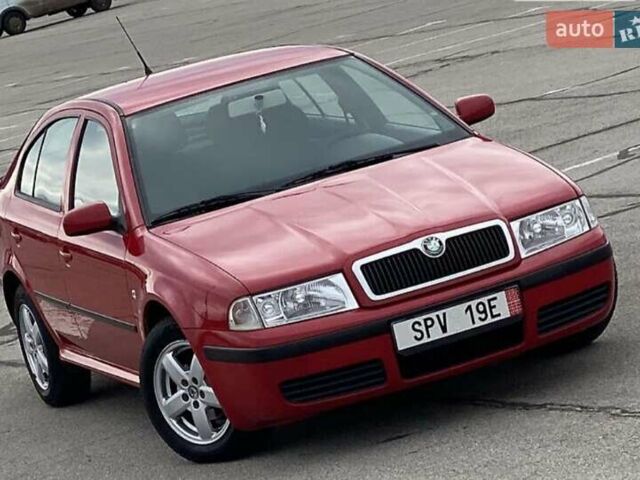 Красный Шкода Октавия, объемом двигателя 1.6 л и пробегом 220 тыс. км за 5200 $, фото 1 на Automoto.ua