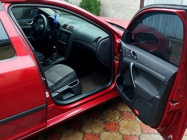 Красный Шкода Октавия, объемом двигателя 1.6 л и пробегом 333 тыс. км за 4999 $, фото 5 на Automoto.ua