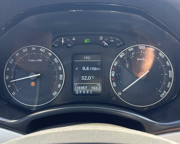 Красный Шкода Октавия, объемом двигателя 1.6 л и пробегом 235 тыс. км за 5400 $, фото 7 на Automoto.ua