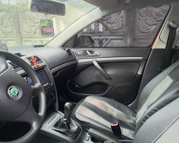 Красный Шкода Октавия, объемом двигателя 1.6 л и пробегом 192 тыс. км за 5900 $, фото 9 на Automoto.ua