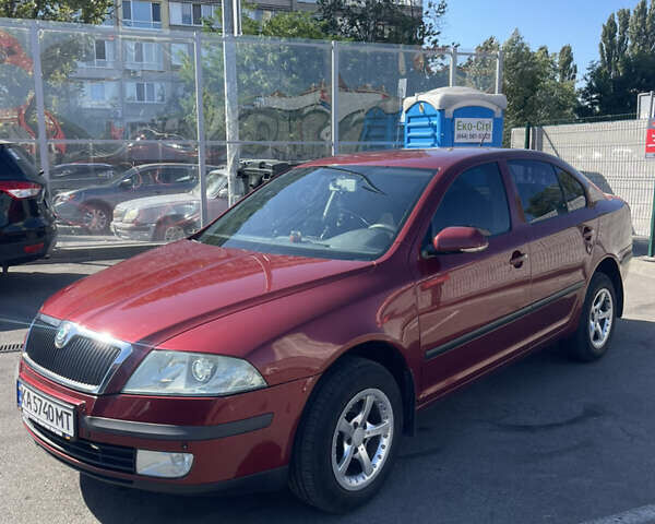 Красный Шкода Октавия, объемом двигателя 1.6 л и пробегом 235 тыс. км за 5400 $, фото 2 на Automoto.ua