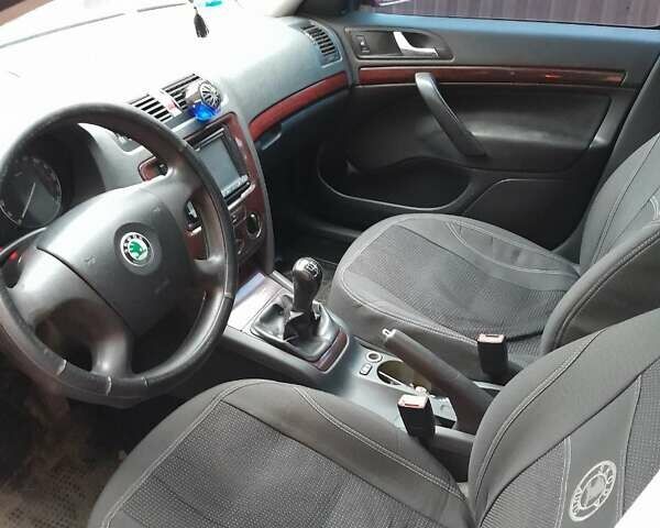 Красный Шкода Октавия, объемом двигателя 1.6 л и пробегом 238 тыс. км за 5700 $, фото 8 на Automoto.ua