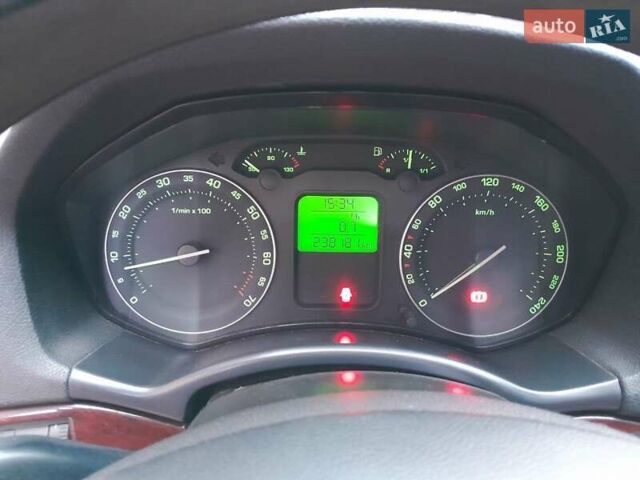 Красный Шкода Октавия, объемом двигателя 1.6 л и пробегом 238 тыс. км за 5700 $, фото 6 на Automoto.ua