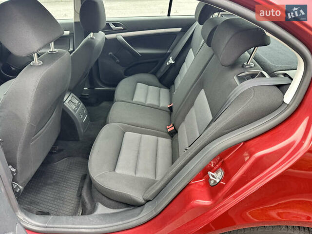 Червоний Шкода Октавія, об'ємом двигуна 1.6 л та пробігом 211 тис. км за 7999 $, фото 58 на Automoto.ua