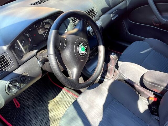 Красный Шкода Октавия, объемом двигателя 1.8 л и пробегом 240 тыс. км за 7100 $, фото 5 на Automoto.ua