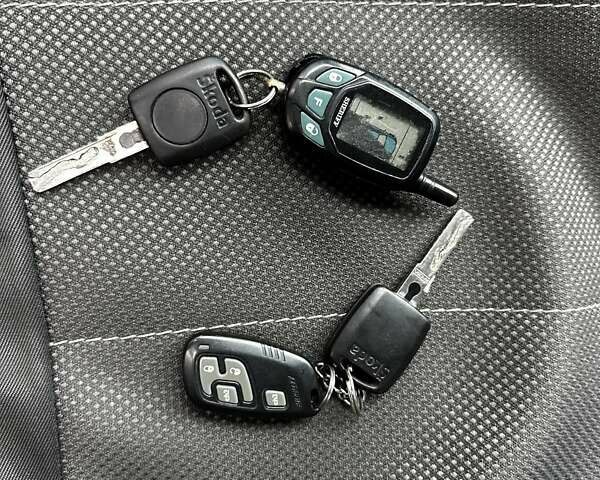 Красный Шкода Октавия, объемом двигателя 1.6 л и пробегом 225 тыс. км за 4750 $, фото 17 на Automoto.ua