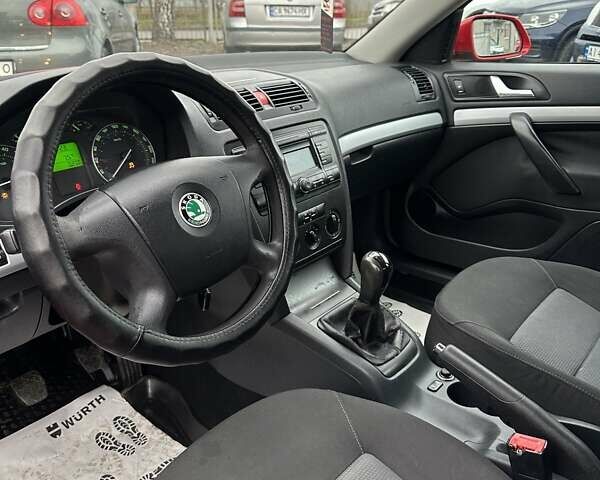 Красный Шкода Октавия, объемом двигателя 1.6 л и пробегом 332 тыс. км за 5000 $, фото 8 на Automoto.ua