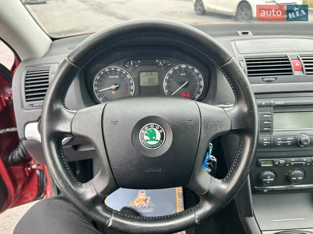 Червоний Шкода Октавія, об'ємом двигуна 1.6 л та пробігом 211 тис. км за 7999 $, фото 49 на Automoto.ua