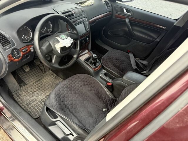 Красный Шкода Октавия, объемом двигателя 1.8 л и пробегом 173 тыс. км за 2500 $, фото 7 на Automoto.ua