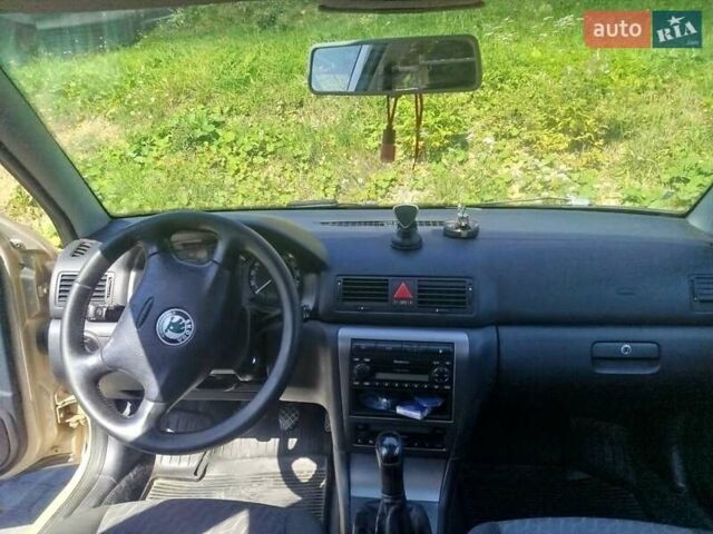 Желтый Шкода Октавия, объемом двигателя 2 л и пробегом 300 тыс. км за 4800 $, фото 6 на Automoto.ua
