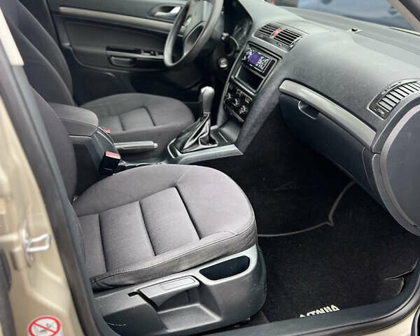 Жовтий Шкода Октавія, об'ємом двигуна 1.6 л та пробігом 213 тис. км за 6450 $, фото 7 на Automoto.ua