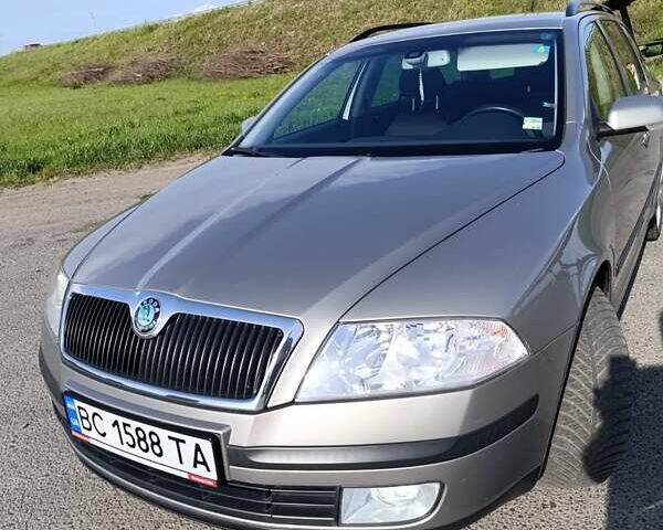 Желтый Шкода Октавия, объемом двигателя 1.6 л и пробегом 226 тыс. км за 6000 $, фото 10 на Automoto.ua