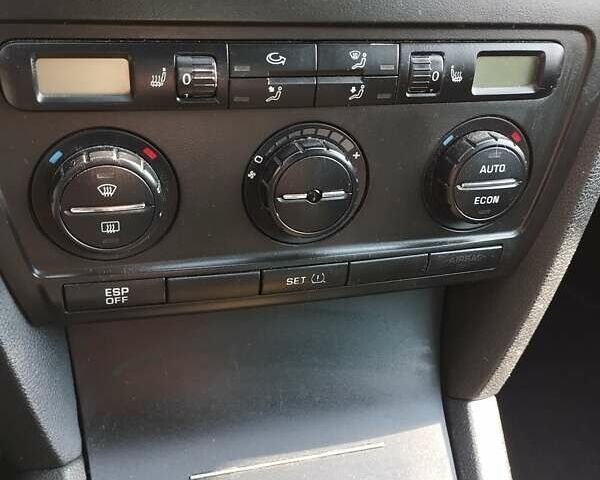 Желтый Шкода Октавия, объемом двигателя 1.6 л и пробегом 230 тыс. км за 5800 $, фото 2 на Automoto.ua