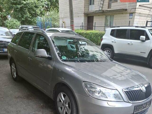 Желтый Шкода Октавия, объемом двигателя 1.6 л и пробегом 235 тыс. км за 8500 $, фото 4 на Automoto.ua
