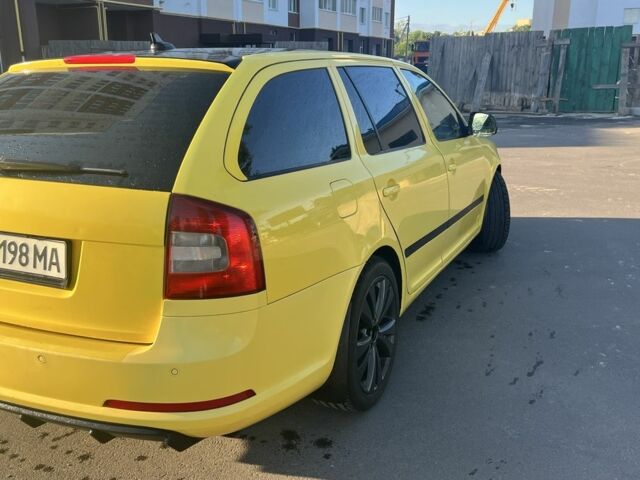Желтый Шкода Октавия, объемом двигателя 2 л и пробегом 213 тыс. км за 7499 $, фото 3 на Automoto.ua