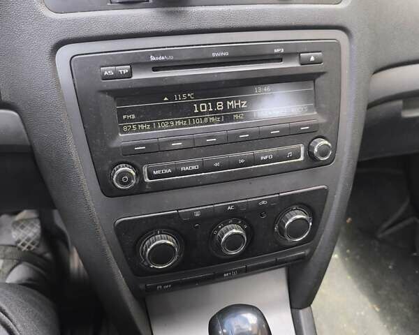 Жовтий Шкода Октавія, об'ємом двигуна 1.6 л та пробігом 430 тис. км за 6700 $, фото 6 на Automoto.ua