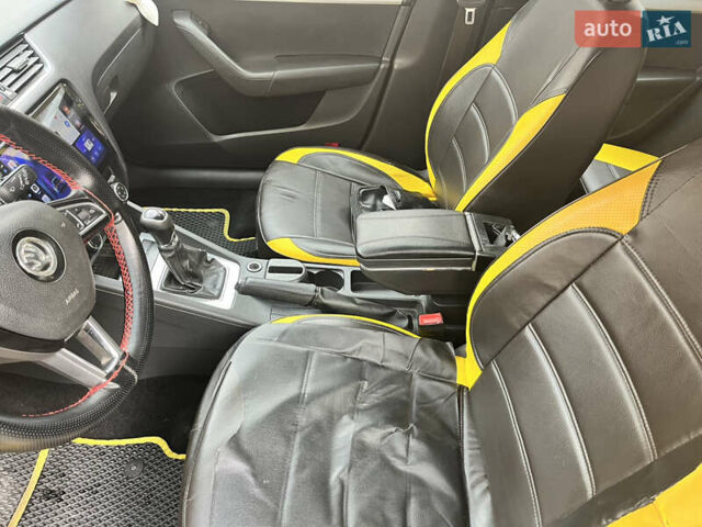 Желтый Шкода Октавия, объемом двигателя 1.6 л и пробегом 254 тыс. км за 8500 $, фото 12 на Automoto.ua