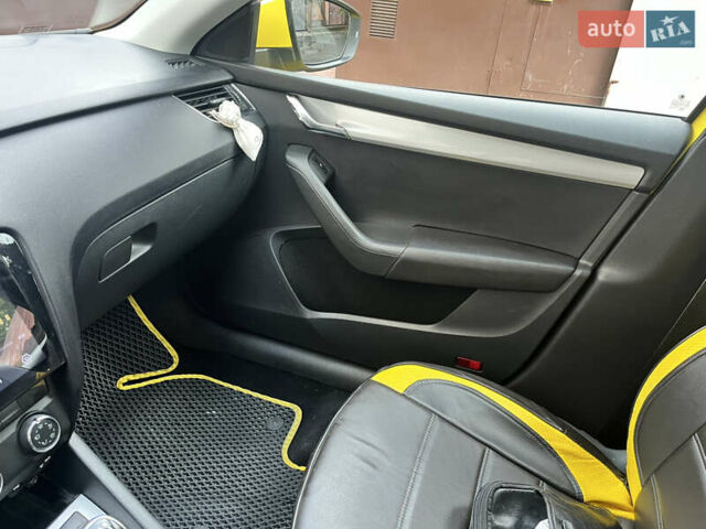 Желтый Шкода Октавия, объемом двигателя 1.6 л и пробегом 254 тыс. км за 8500 $, фото 16 на Automoto.ua