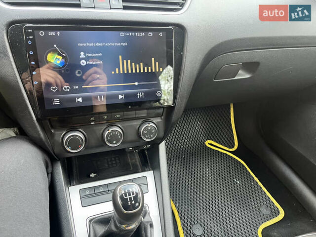 Желтый Шкода Октавия, объемом двигателя 1.6 л и пробегом 254 тыс. км за 8500 $, фото 20 на Automoto.ua