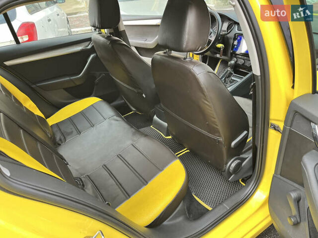 Желтый Шкода Октавия, объемом двигателя 1.6 л и пробегом 254 тыс. км за 8500 $, фото 5 на Automoto.ua