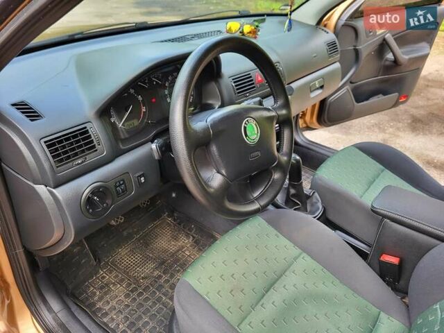 Желтый Шкода Октавия, объемом двигателя 1.98 л и пробегом 149 тыс. км за 5800 $, фото 13 на Automoto.ua