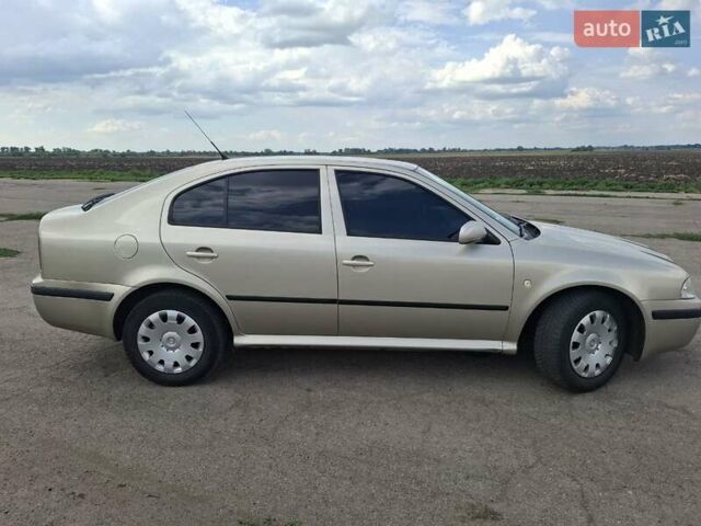 Желтый Шкода Октавия, объемом двигателя 1.6 л и пробегом 215 тыс. км за 4300 $, фото 5 на Automoto.ua