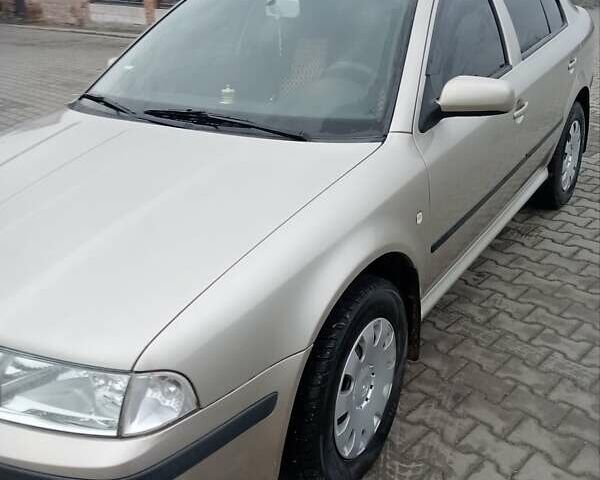 Желтый Шкода Октавия, объемом двигателя 1.6 л и пробегом 210 тыс. км за 4800 $, фото 3 на Automoto.ua