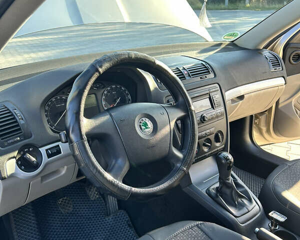 Желтый Шкода Октавия, объемом двигателя 1.6 л и пробегом 205 тыс. км за 6200 $, фото 17 на Automoto.ua