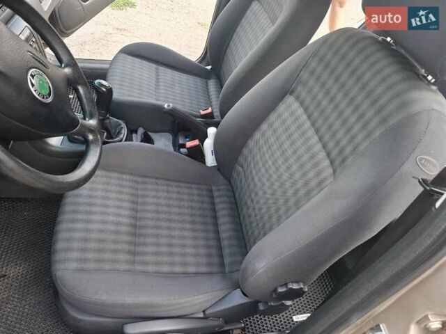 Желтый Шкода Октавия, объемом двигателя 1.6 л и пробегом 215 тыс. км за 4300 $, фото 23 на Automoto.ua