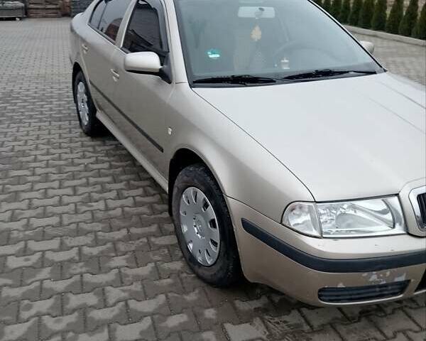 Желтый Шкода Октавия, объемом двигателя 1.6 л и пробегом 210 тыс. км за 4800 $, фото 2 на Automoto.ua