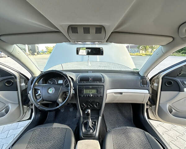 Желтый Шкода Октавия, объемом двигателя 1.6 л и пробегом 205 тыс. км за 6200 $, фото 23 на Automoto.ua
