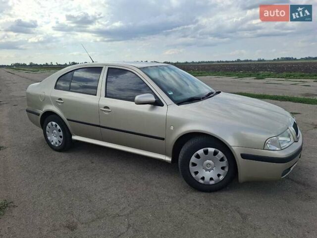 Желтый Шкода Октавия, объемом двигателя 1.6 л и пробегом 215 тыс. км за 4300 $, фото 3 на Automoto.ua