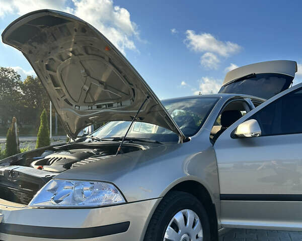 Желтый Шкода Октавия, объемом двигателя 1.6 л и пробегом 205 тыс. км за 6200 $, фото 13 на Automoto.ua