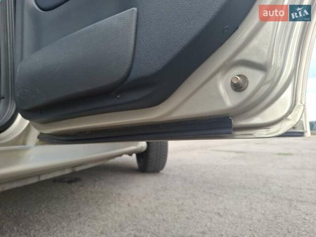 Желтый Шкода Октавия, объемом двигателя 1.6 л и пробегом 215 тыс. км за 4300 $, фото 26 на Automoto.ua