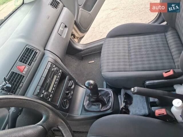 Желтый Шкода Октавия, объемом двигателя 1.6 л и пробегом 215 тыс. км за 4300 $, фото 37 на Automoto.ua