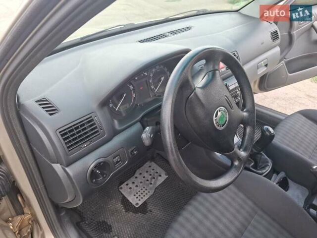 Желтый Шкода Октавия, объемом двигателя 1.6 л и пробегом 215 тыс. км за 4300 $, фото 22 на Automoto.ua
