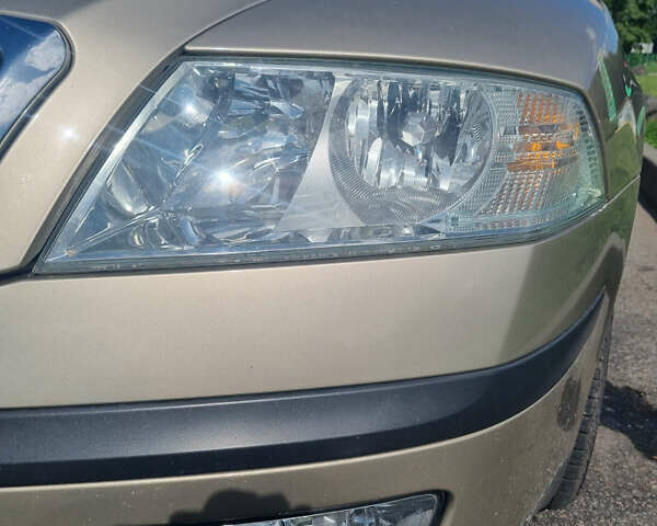 Желтый Шкода Октавия, объемом двигателя 2 л и пробегом 175 тыс. км за 6999 $, фото 2 на Automoto.ua